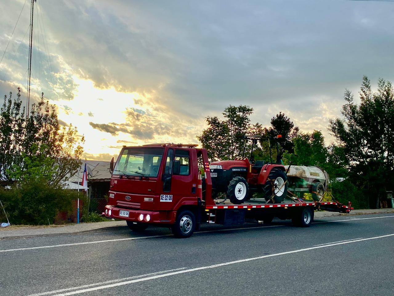 Traslado de tractor con grúa especializada